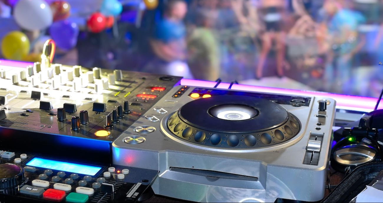 Πώς να διαλέξετε DJ (και γιατί να αποφύγετε τους «λίγο απ’ όλα»)